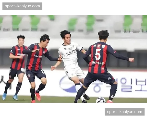 首尔FC场均失球1.8粒 中场控制力不足致攻防脱节